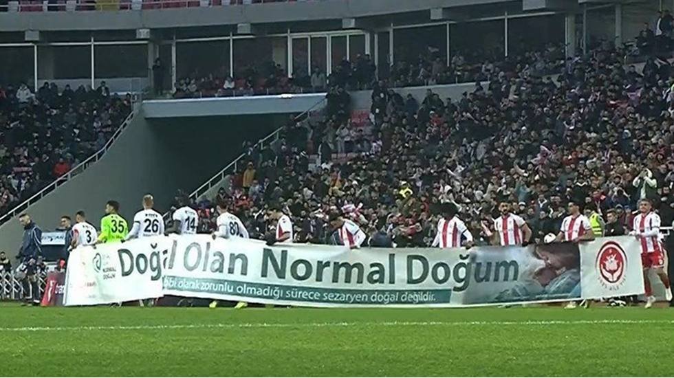 CHP'den, 'pankart' tepkisi: 'Kadının doğumu da bedeni de kimsenin slogan malzemesi değildir!'