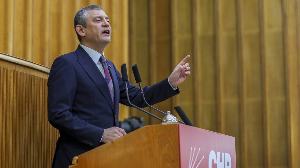Erdoğan'a seslenen Özgür Özel: 'Aileni karıştırmaya çalışanları uzaklarda arama'