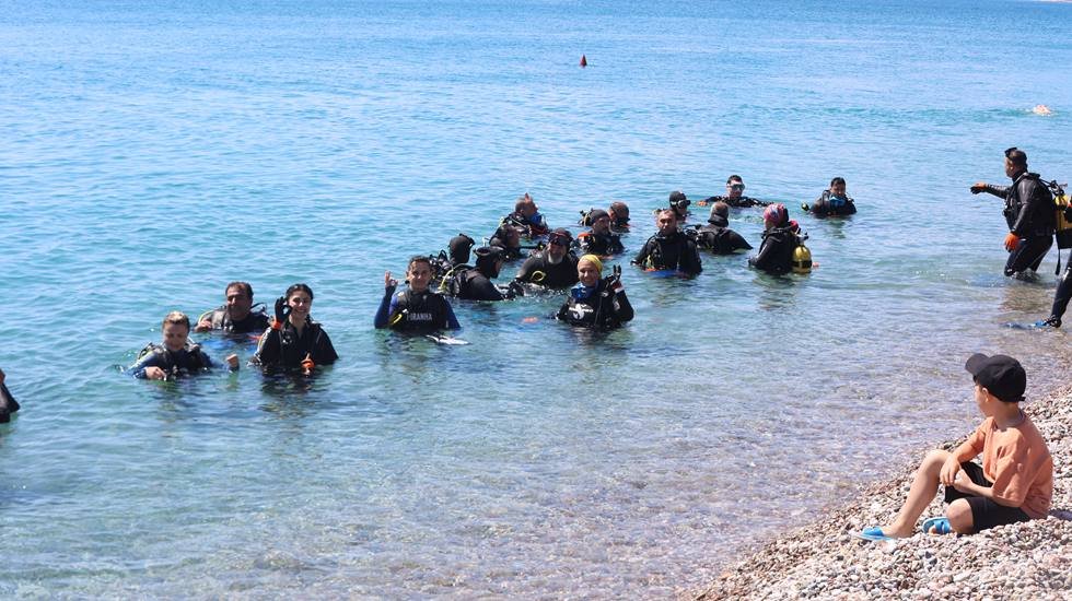 Konyaaltı Sahili'nde deniz dibi temizliği yapıldı