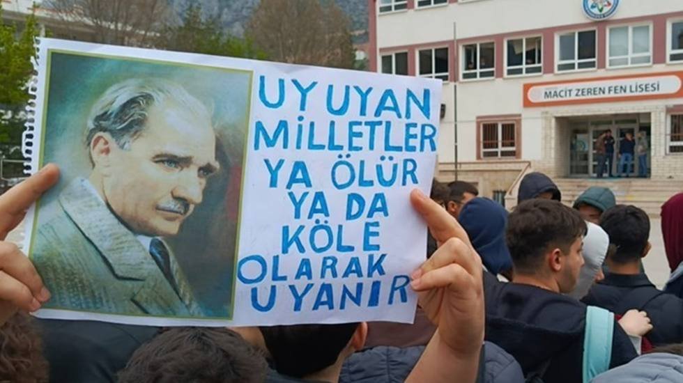 Liseliler Amasya'da da ayakta: İdare okula polis çağırdı...