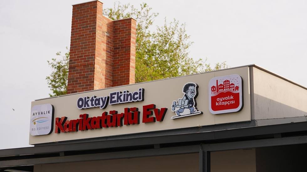 Oktay Ekinci Karikatürlü Ev ve Ayvalık Kitapçısı açıldı…