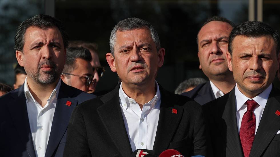 Özgür Özel'den yoğun bakımdaki Sırrı Süreyya Önder'in sağlık durumuna ilişkin açıklama