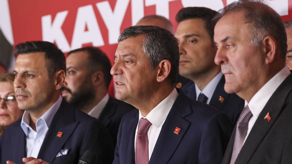 Özgür Özel: "Getirmeye çalıştığı kayyumun hevesi kursağında kaldı"