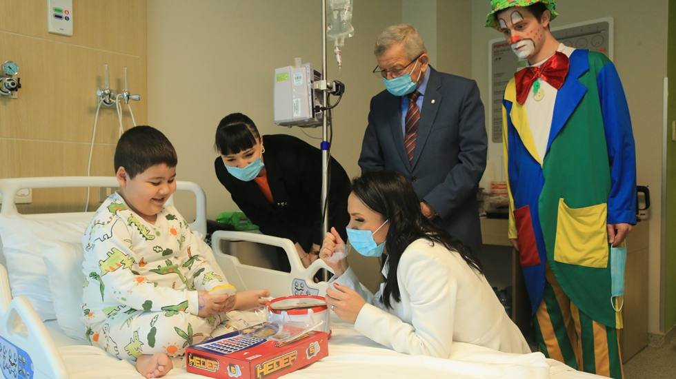 Sağlıklı çocuklar, saçlarını kanser hastası çocuklara hediye etti...