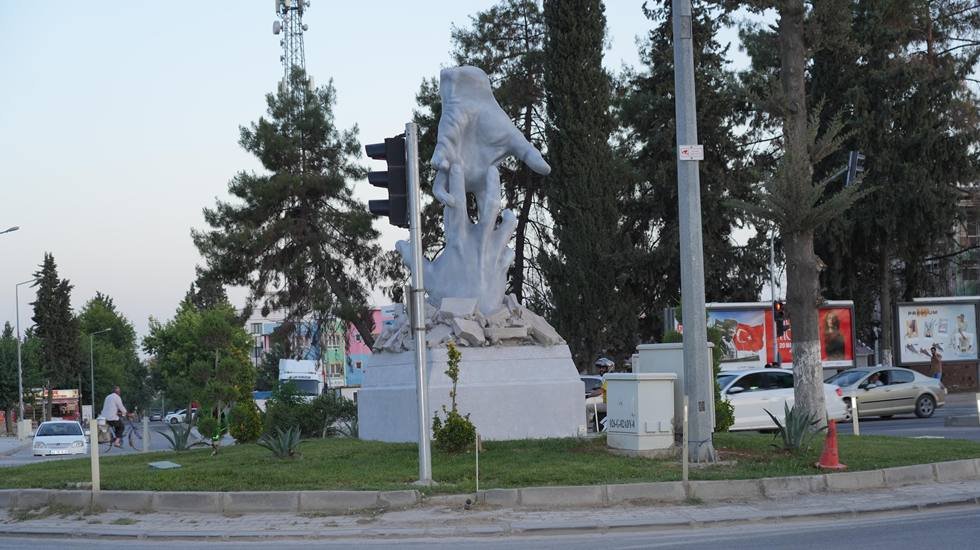 6 Şubat’taki deprem yardımlaşması Adıyaman'da anıtlaştı...