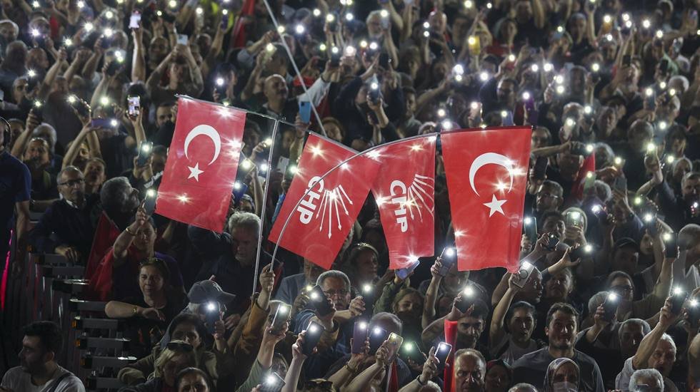 Afişleri engellenen CHP’den açıklama: ‘Ferman padişahınsa, sokaklar bizimdir!’