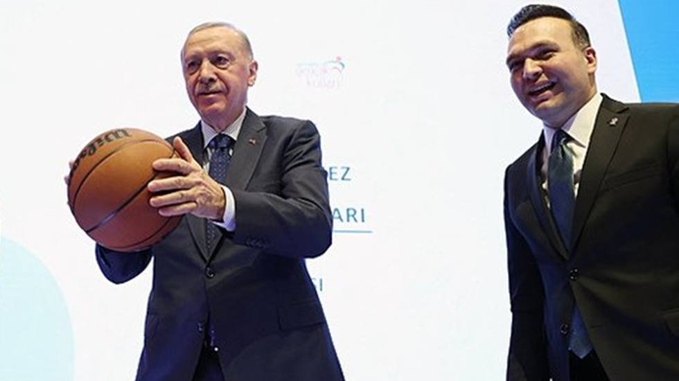 AKP Gençlik Kolları Başkanından Özgür Özel'e top yanıtı...