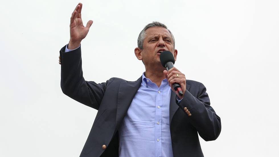 AKP'li gençlere seslenen Özgür Özel:  Reisten topu alın...