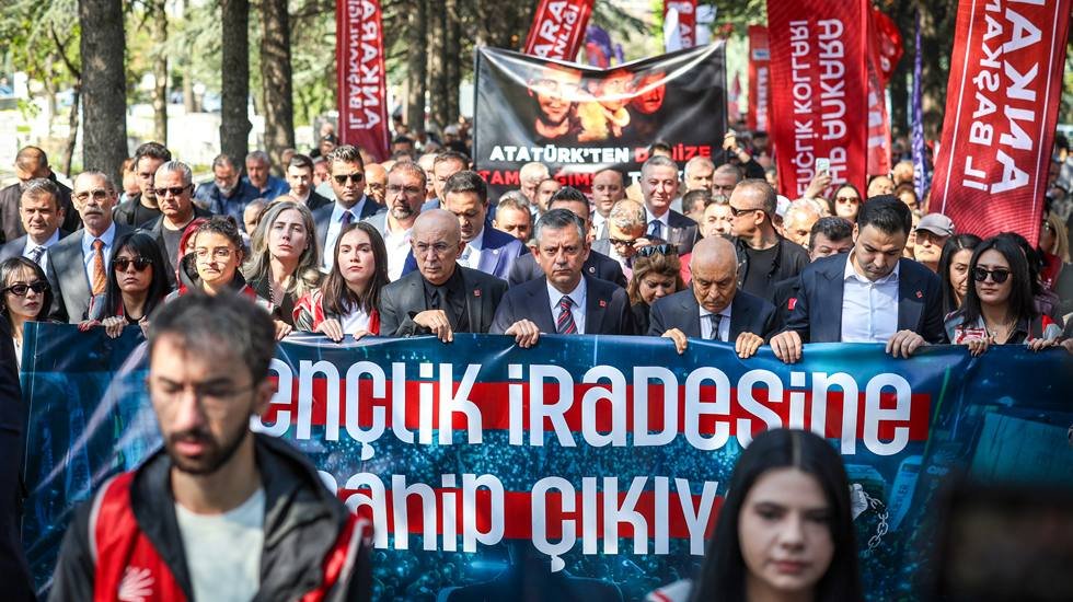 Ankara'da yapılan 'Üç Fidan'ı anma yürüyüşüne Özgür Özel de katıldı!