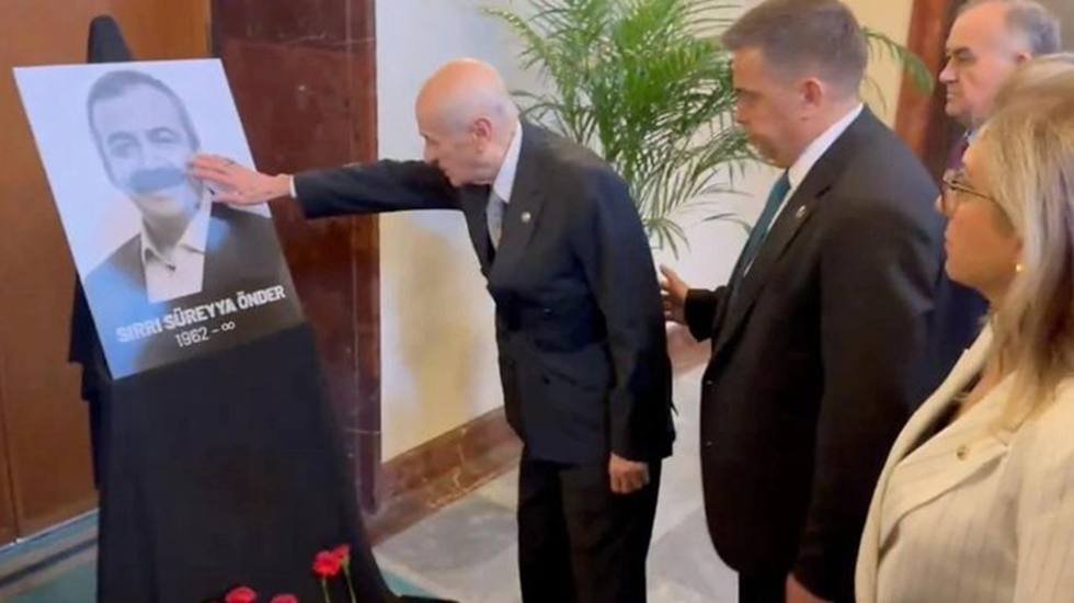 DEM Parti'ye taziye ziyaretinde bulunan Bahçeli, Sırrı Süreyya Önder'in fotoğrafını sevdi...