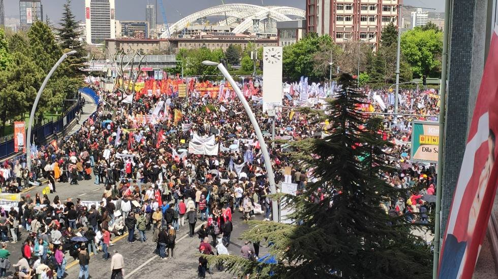 Başkentte on binlerce yurttaş coşkuyla 1 Mayıs’ı kutladı.