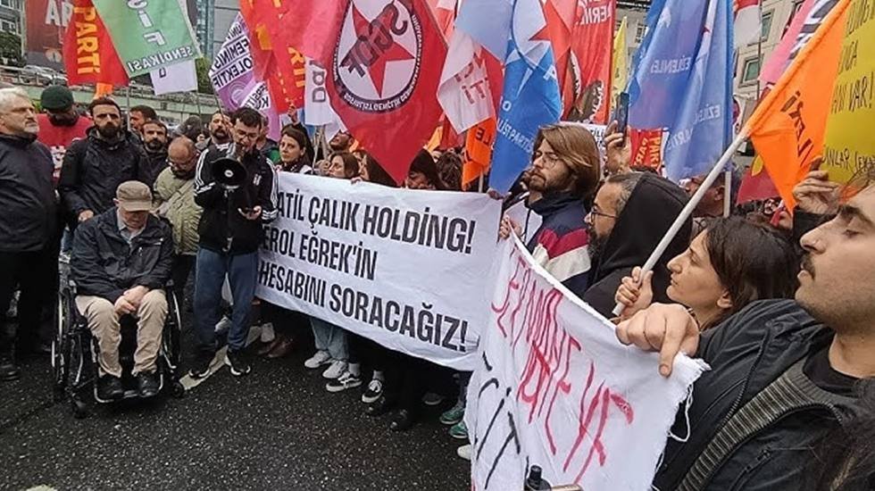 Çalık Holding'in önünde toplanan yurttaşlar Erol Eğrek'in fotoğrafını sokağa astı…