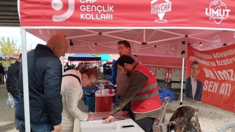 CHP'nin imza standına saldırı...