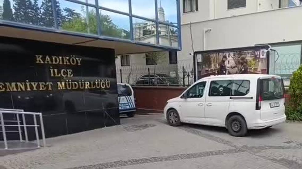CHP standı yakınında bir çocuğa yapılan saldırı nedeniyle 3 kişi gözaltına alındı...