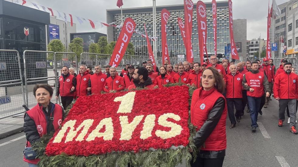 DİSK, Taksim Anıtı'na çelenk bıraktı!