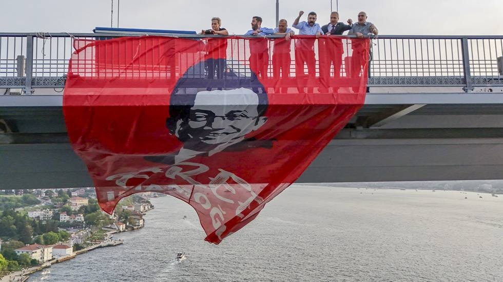 İmamoğlu'ndan pankart mesajı: Silmeye çalıştıkça görüntülerim daha çok belirecek