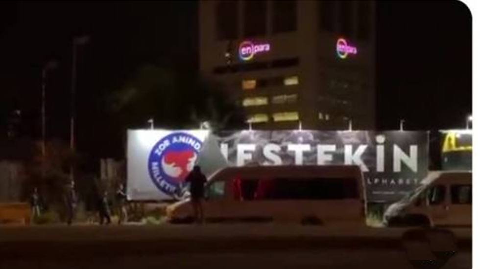 İstanbul'da gece yarısı İmamoğlu afişleri söküldü