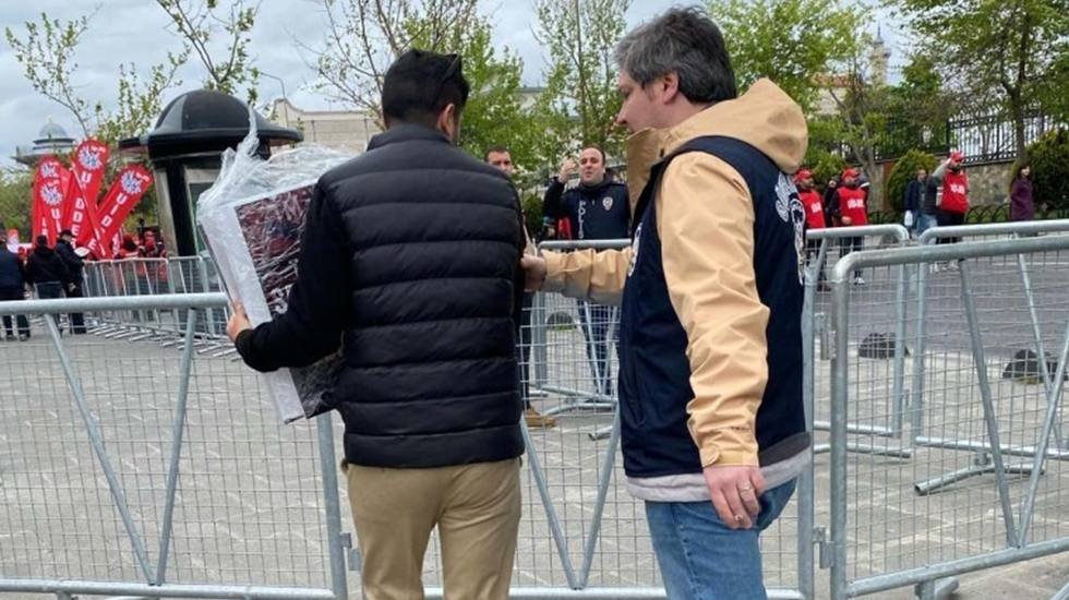 Kadıköy’de 1 Mayıs miting alanına ‘turp-şalgam’ pankartları alınmadı!