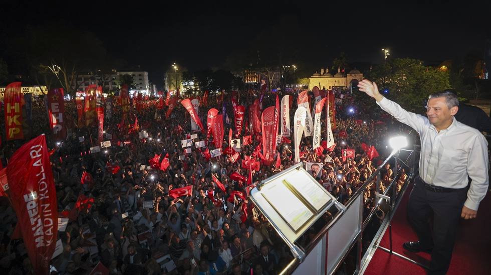 Karanlıkta miting: “Bu meydan, mücadeleyi de kirli ellerin oyununu da bilir”