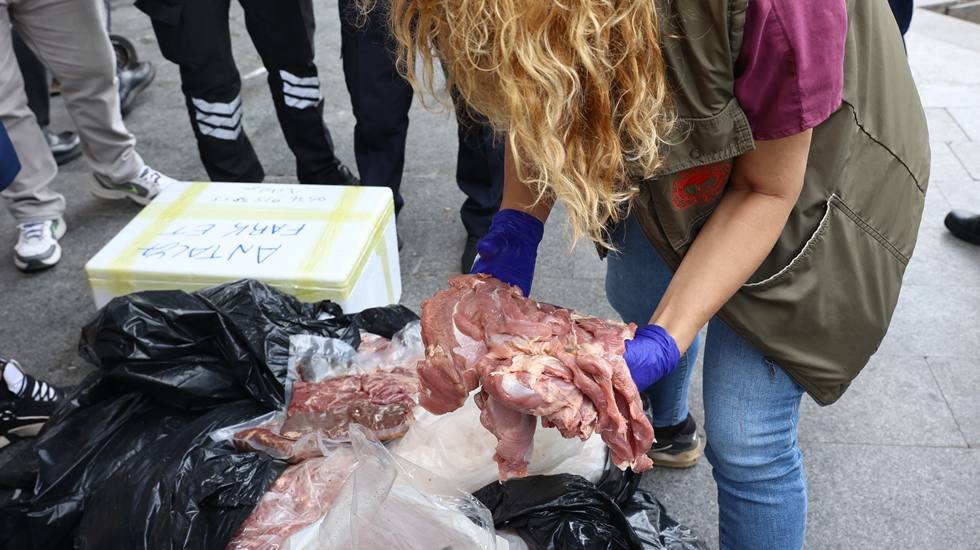 Otobüsle taşınan 300 kilogram ete el konuldu