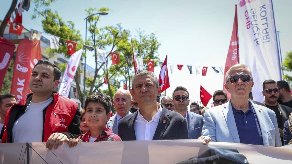 Özgür Özel’den AKP gençliğine: 'Reisinizin elinden o topu geri alın'