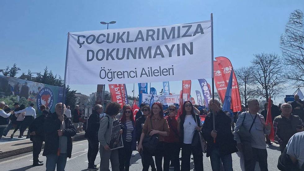 Tutuklu gençlerin aileleri 14 öğrenci için dayanışma çağrısı yaptı…