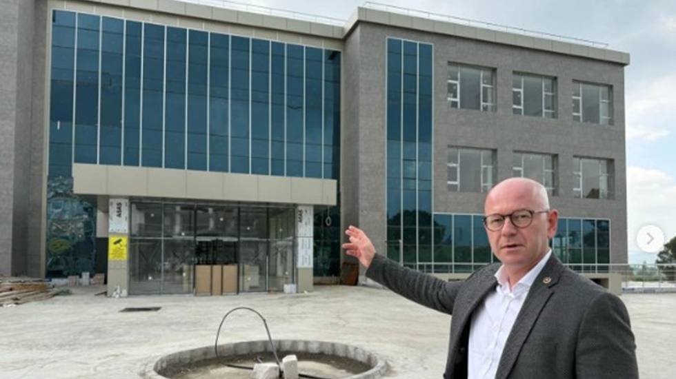 Üç yıl önce teslim edilmesi gereken Devlet Hastanesi binası bir türlü bitirilemedi!
