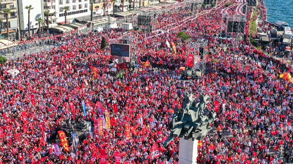 Yurttaşlar, iktidardan kurtuluşun ateşini İzmir Gündoğdu’dan yaktı...