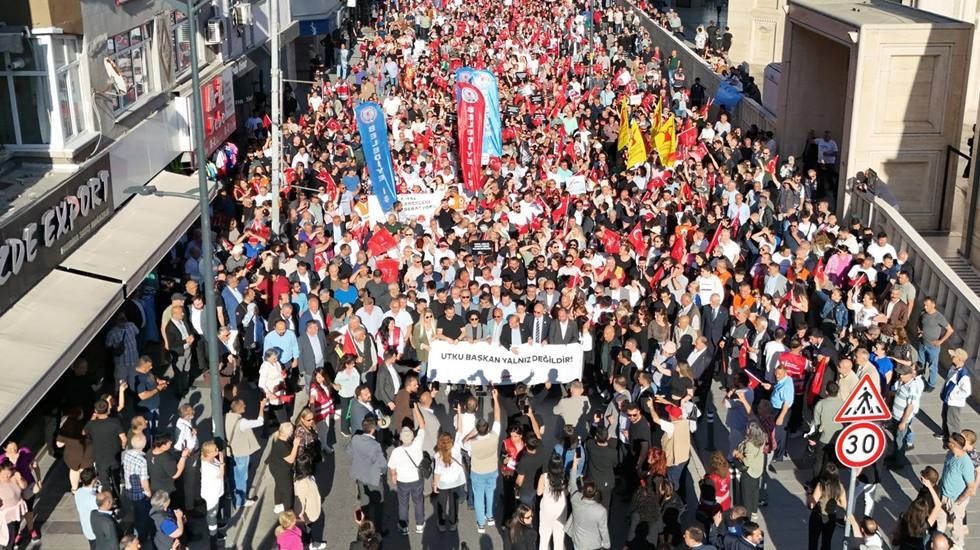 Avcılarlı yurttaşlar gözaltındaki başkanları için yürüdü...
