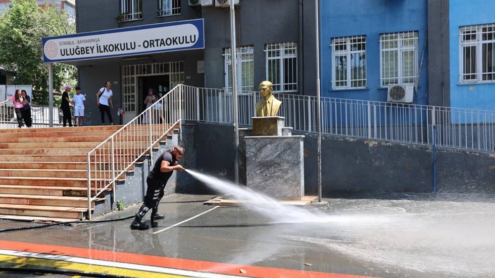Bayrampaşa YKS öncesi okul bahçeleri yıkandı