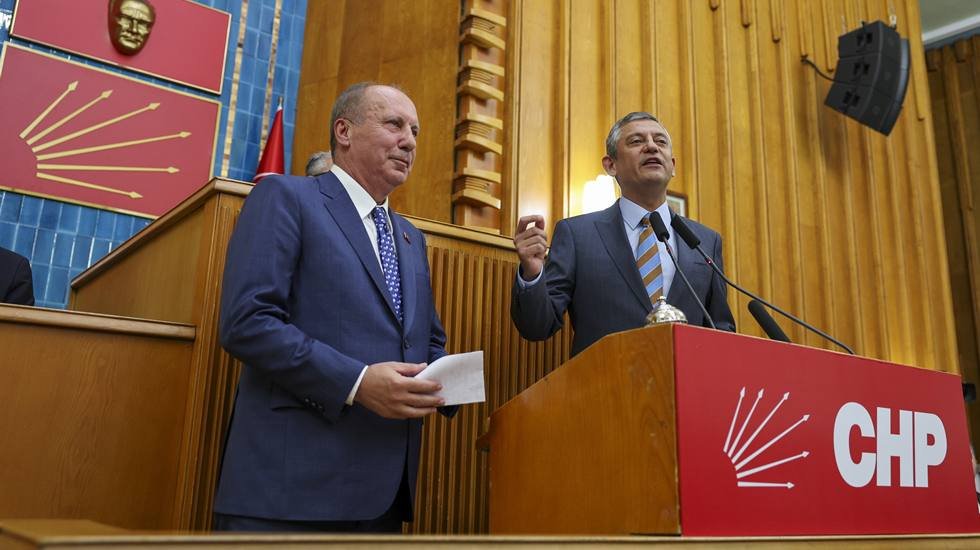 CHP'ye geri dönen Muharrem İnce’ye Özgür Özel rozet takmadı, 'Rozeti alnına takılı' dedi...