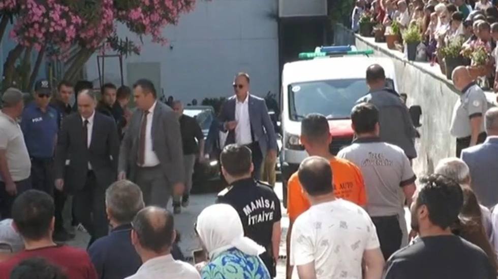 Ferdi Zeyrek'in naaşı, Özgür Özel ve beraberindekilerce hastaneden alındı