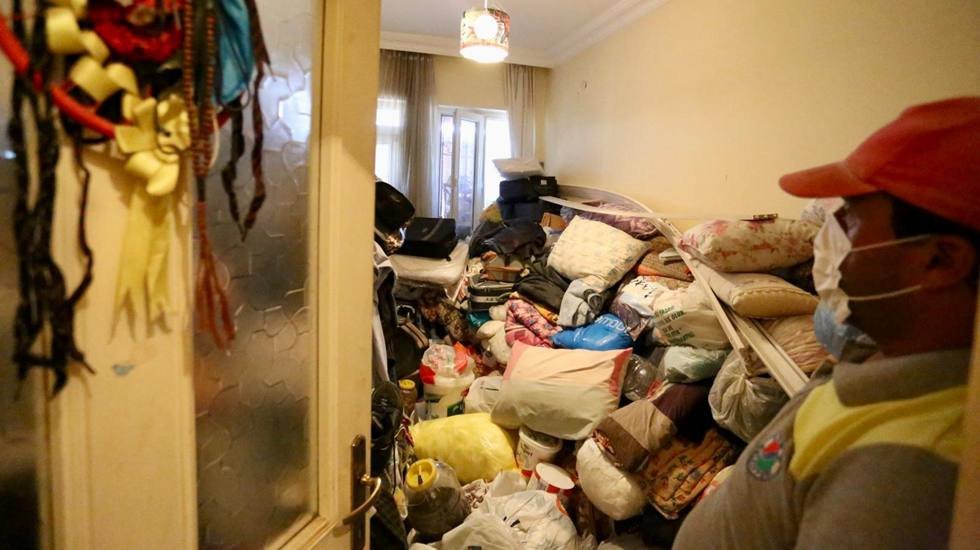 Kepez’de iki evden 8 kamyon dolusu çöp çıkarıldı!