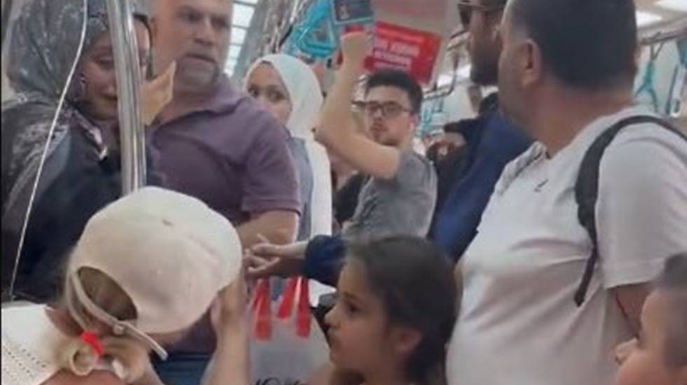 Marmaray'daki kavga görüntülerini paylaşan gazeteci anlattı: 'Mesele görüntülerden ibaret değil'