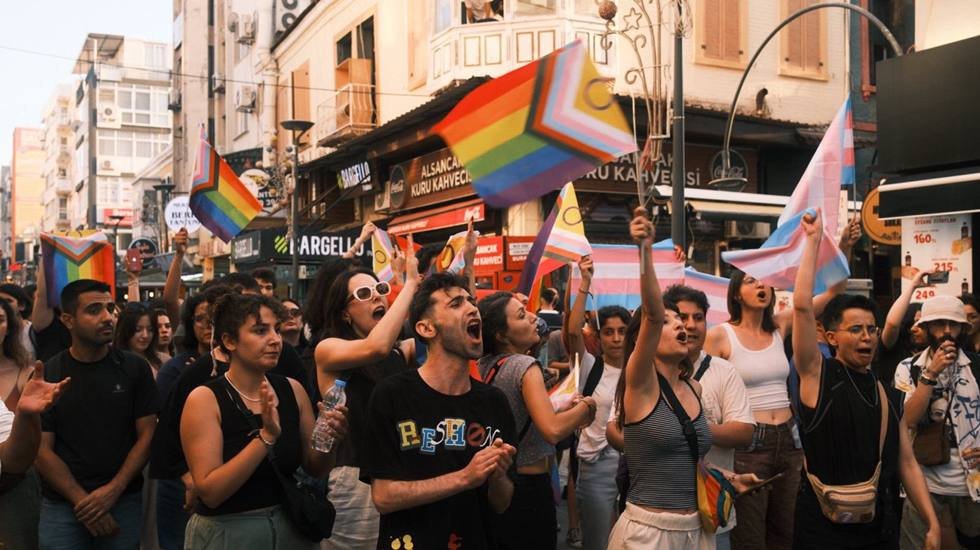 Onur Yürüyüşü öncesi Taksim'de polis ablukası!