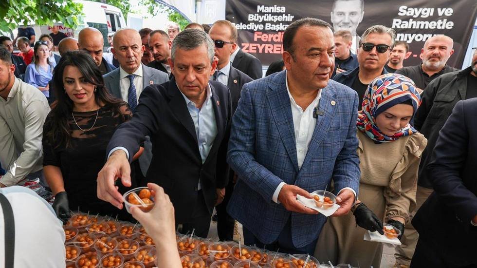 Özgür Özel, Ferdi Zeyrek hayrına lokma dağıttı