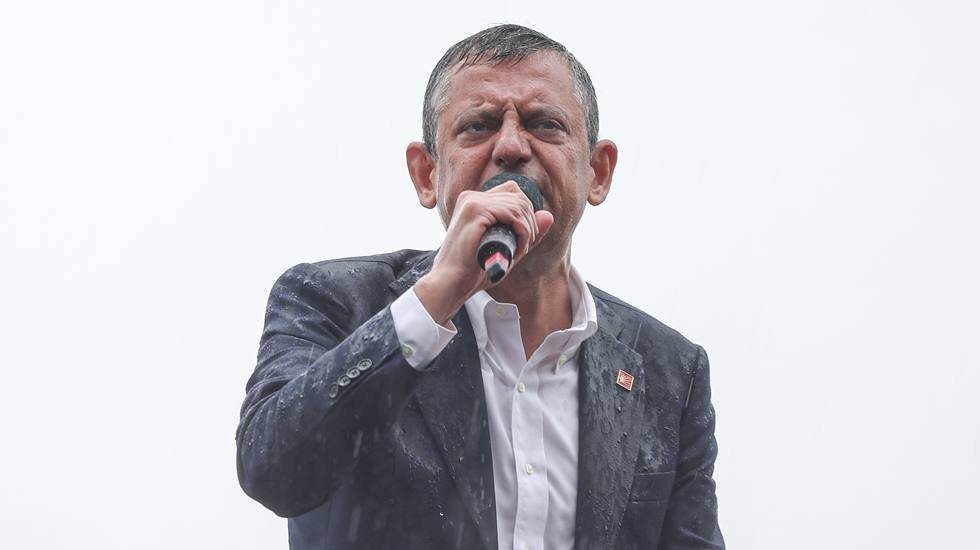 Özgür Özel yağmur altında Erdoğan'a seslendi: 'Trump'a karşı bir dik duruş bekliyorum!'