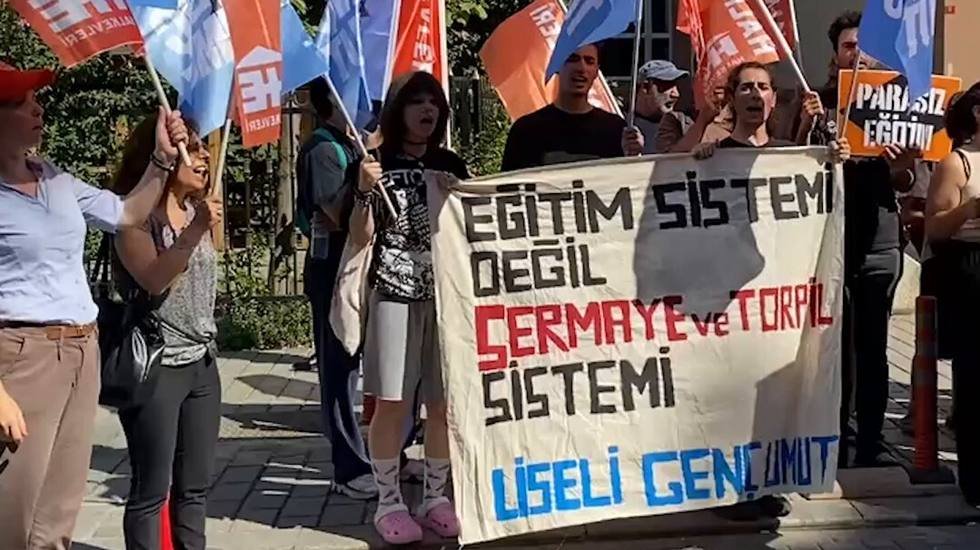 2025 LGS skandalı İstanbul Milli Eğitim önünde protesto edildi…