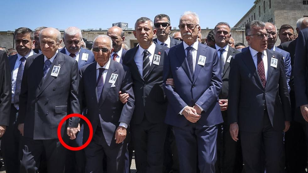Altan Öymen’in cenaze töreninde Devlet Bahçeli ile Hikmet Çetin el ele yürüdü
