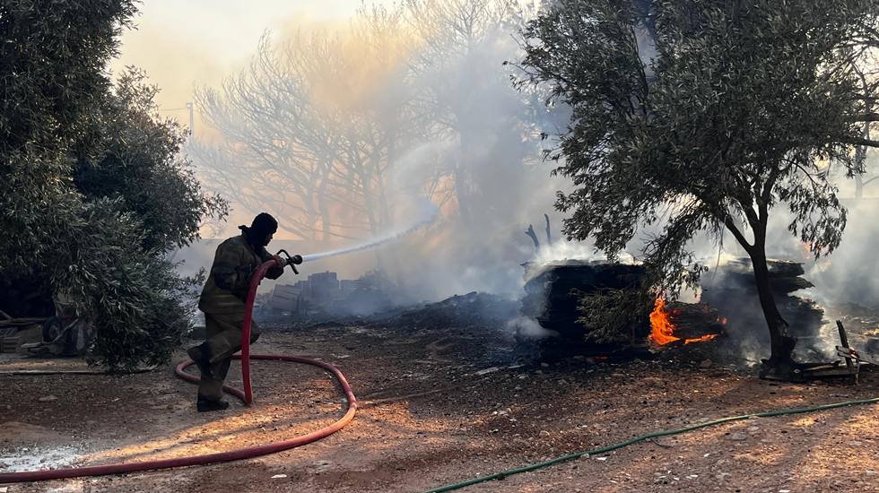 Çeşme’de yangınla mücadele sürüyor