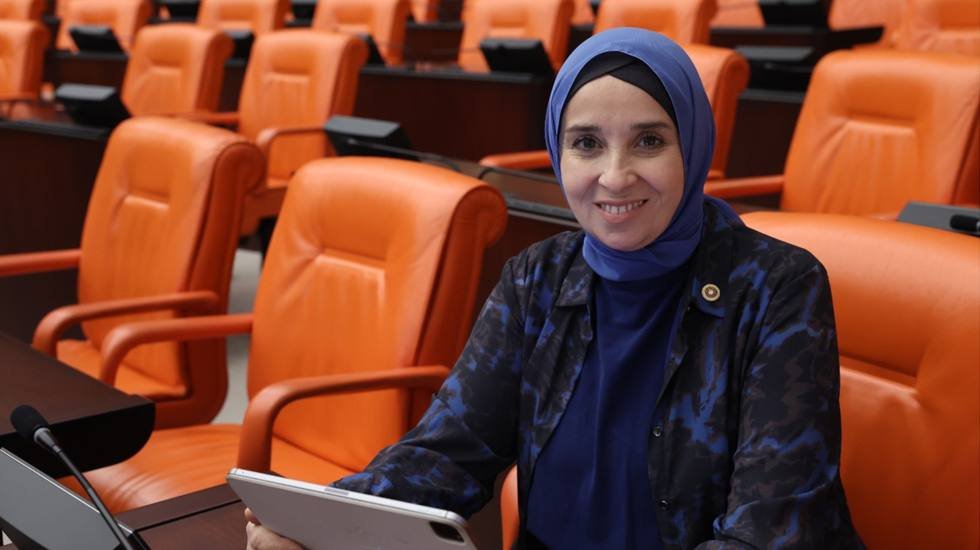 Elif Esen’den yeni soru: “MEB LGS soru yazarları, kaynak kitaplara soru mu sağlıyor?”