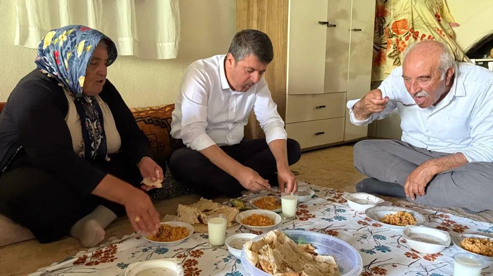 Ev hapsi kaldırılan Abdurrahman Tutdere, Köyde yaşayan anne ve babasını ziyaret etti...