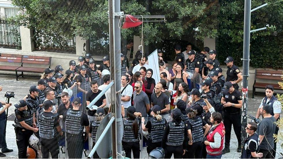 Kadıköy'de NATO karşıtı çalışmada 17 TKP'li gözaltına alındı