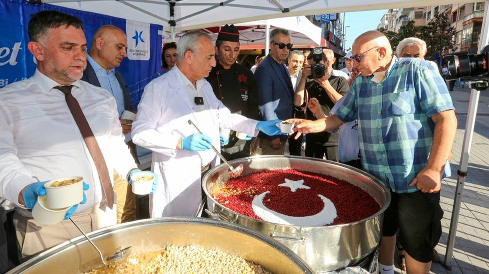 Küçükçekmece Belediyesi’nden binlerce yurttaşa aşure ikramı