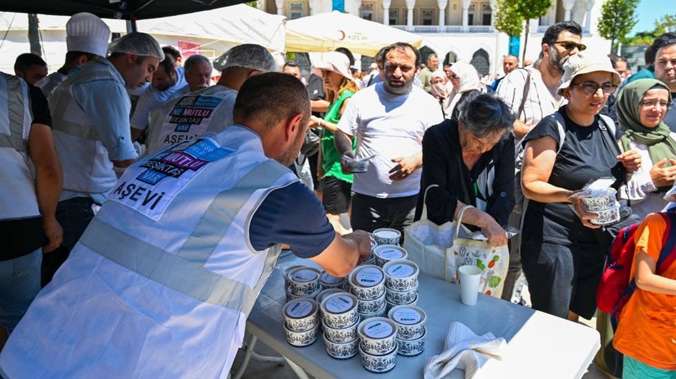 Muharrem ayı dolayısıyla Beşiktaş Belediyesi'nden aşure ikramı