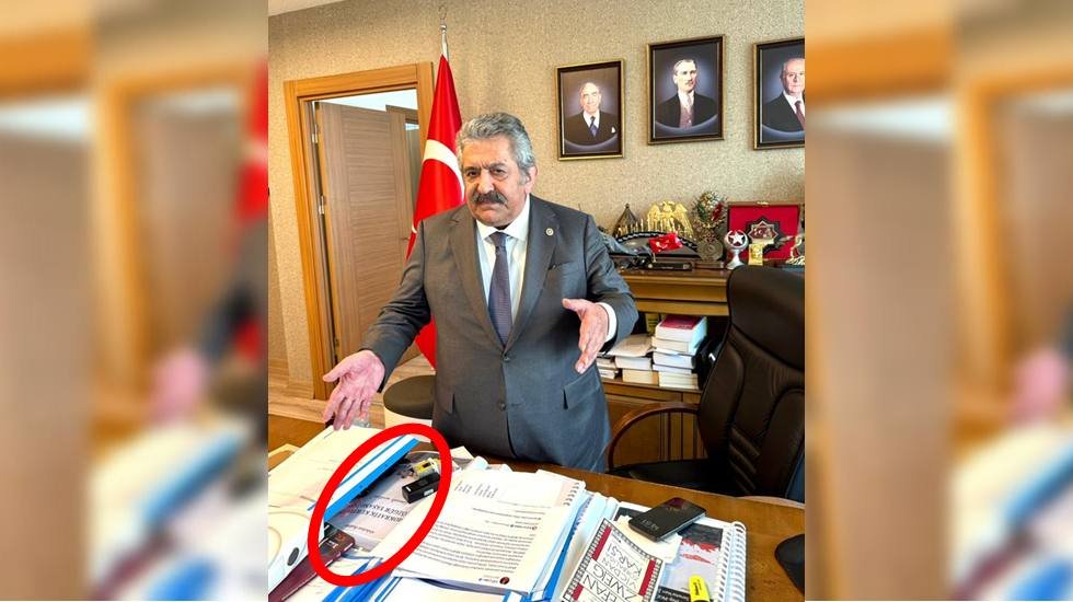 Öcalan’ın yasaklı kitabı MHP'li Feti Yıldız'ın masasında