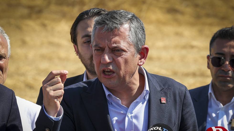 Özgür Özel: "Bu iktidar, millete yardım götürenleri de yardıma muhtaç etti!"