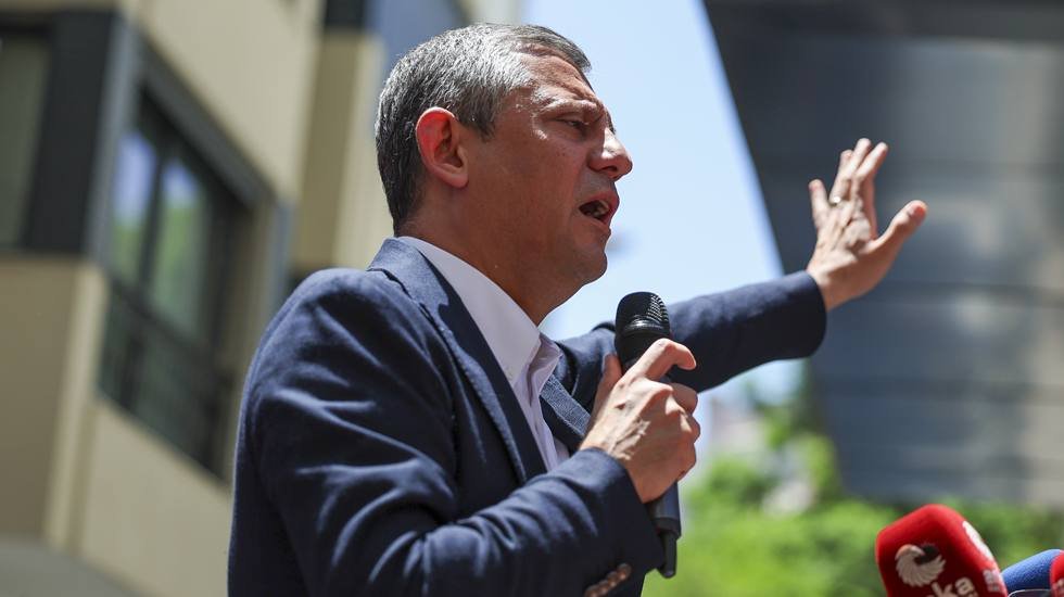Özgür Özel: “Süreç, Meclis çatısı altında, toplumsal mutabakat gözetilerek, hızlı ve kararlı adımlarla yönetilmelidir” 