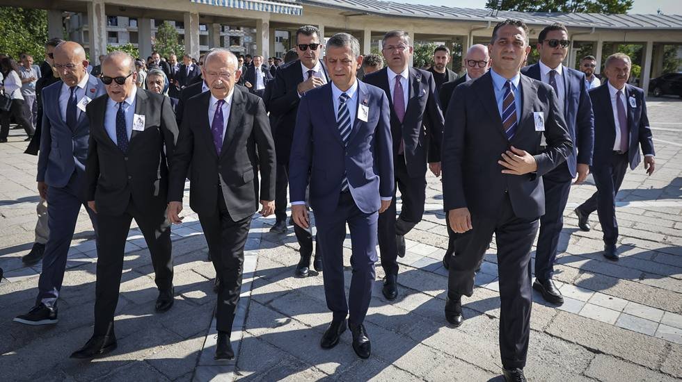 Özgür Özel, Kemal Kılıçdaroğlu'nu karşılayıp daha sonra aracına kadar uğurladı...