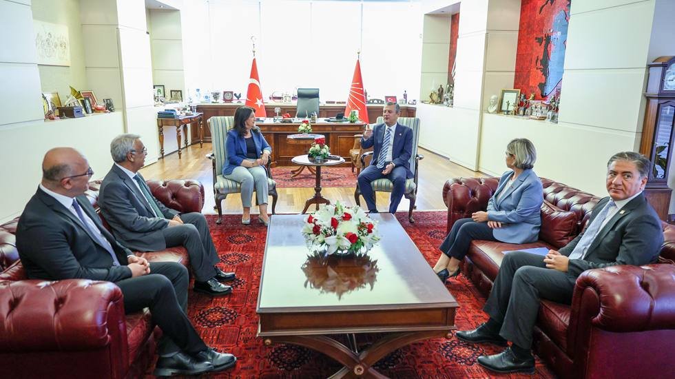 &Ouml;zg&uuml;r &Ouml;zel, İmralı heyetine CHP&rsquo;nin kırmızı &ccedil;izgilerine dikkat &ccedil;ekti...